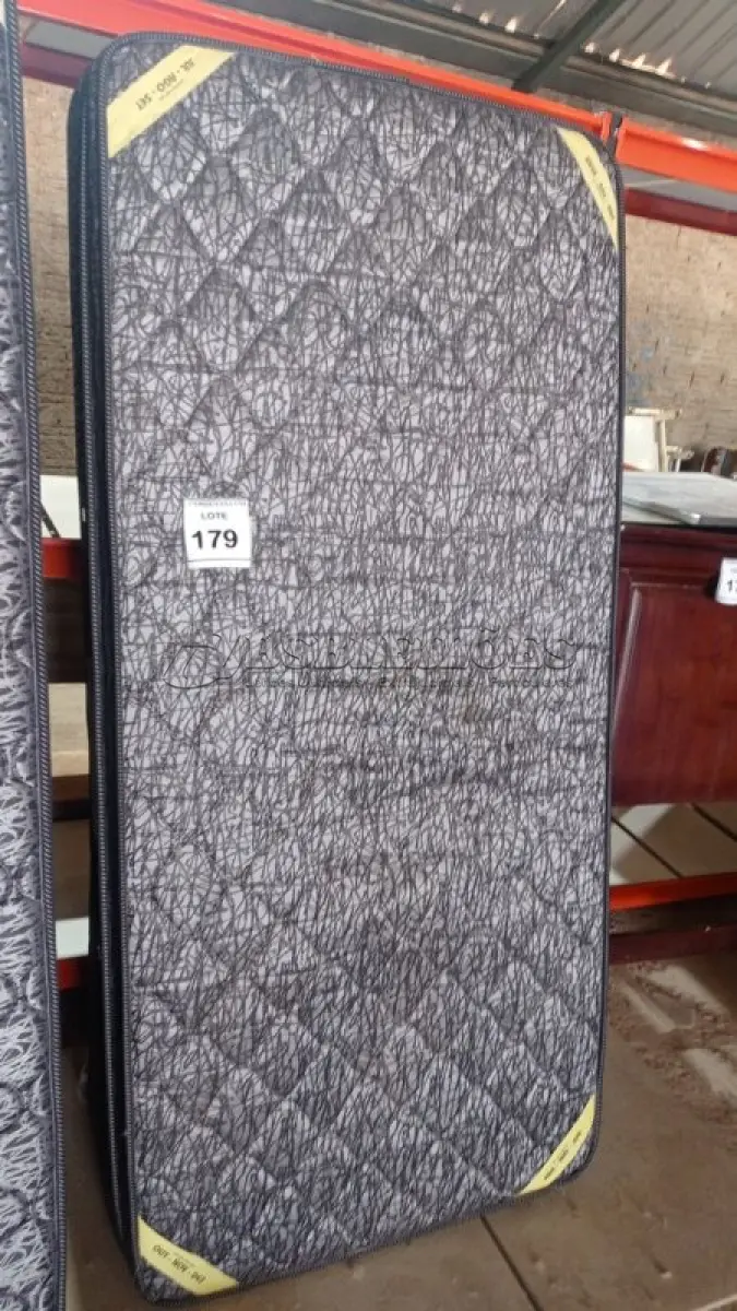 LOTE 179 - 01 COLCHÃO SOLTEIRO COM BASE 1,88CM X 0,88CM. (NO ESTADO EM QUE SE ENCONTRA. SUJEITO A AVARIAS OCULTAS/VISÍVEIS.) BJ7219T