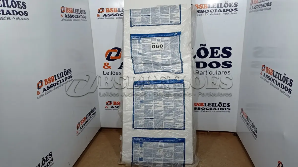 LOTE 060 - 01  PORTA DE MADEIRA 210X80CM ESPESSURA 3,5CM MSO EUCATEX (NO ESTADO, NÃO SABEMOS SE FUNCIONA. LEILÃO NÃO TEM GARANTIA E NEM DEVOLUÇÃO, SUJEITO A POSSÍVEIS AVARIAS VISÍVEIS/OCULTAS E/OU AUSÊNCIA DE COMPONENTES)
