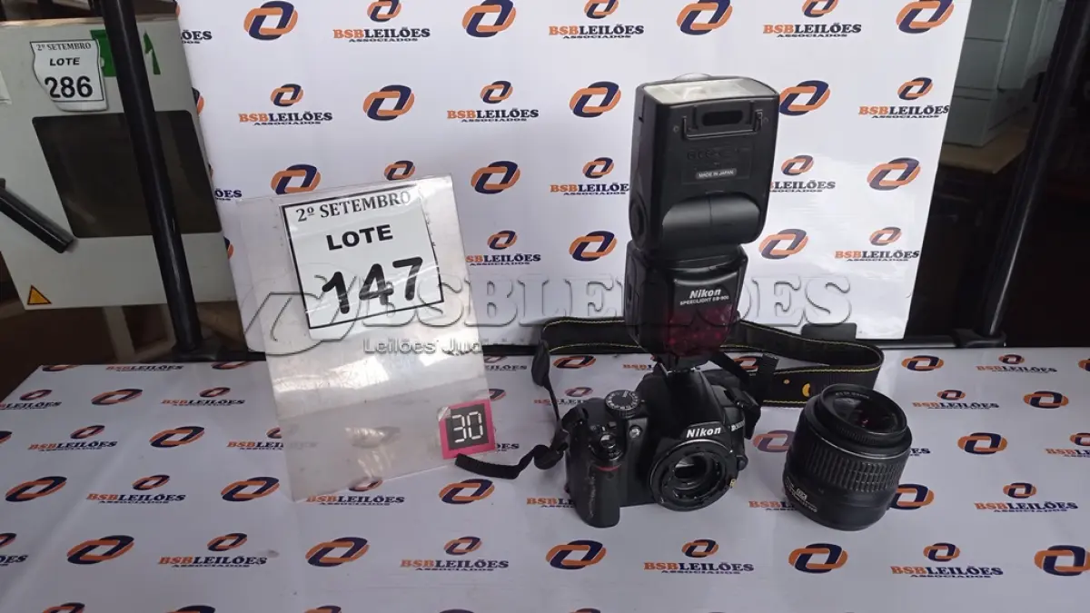 LOTE 147 - 01 MÁQUINA FOTOGRÁFICA DIGITAL MARCA NIKON MARCA D3000 COM LENTE E 01 FLASH. (NO ESTADO) ATENÇÃO! FAZER A VISITAÇÃO ANTES DE ARREMATAR, NÃO SABEMOS SE FUNCIONA, LEILÃO NÃO TEM GARANTIA E NEM DEVOLUÇÃO, SUJEITO A POSSÍVEIS AVARIAS VISÍVEIS/OCULTAS E/OU AUSÊNCIA DE COMPONENTES.
