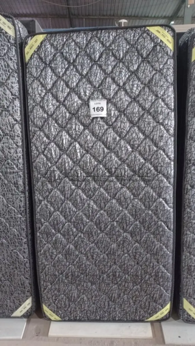 LOTE 169 - 01 COLCHÃO SOLTEIRO COM BASE 1,88CM X 0,88CM. (NO ESTADO EM QUE SE ENCONTRA. SUJEITO A AVARIAS OCULTAS/VISÍVEIS.) BJ7220P