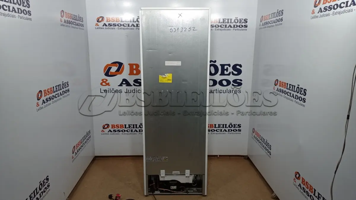 LOTE 036 - 01 GELADEIRA DUPLEX 294L CYCLE DEFROST BRANCA MIDEA - 220 VOLTS (NO ESTADO, NÃO SABEMOS SE FUNCIONA. LEILÃO NÃO TEM GARANTIA E NEM DEVOLUÇÃO, SUJEITO A POSSÍVEIS AVARIAS VISÍVEIS/OCULTAS E/OU AUSÊNCIA DE COMPONENTES)