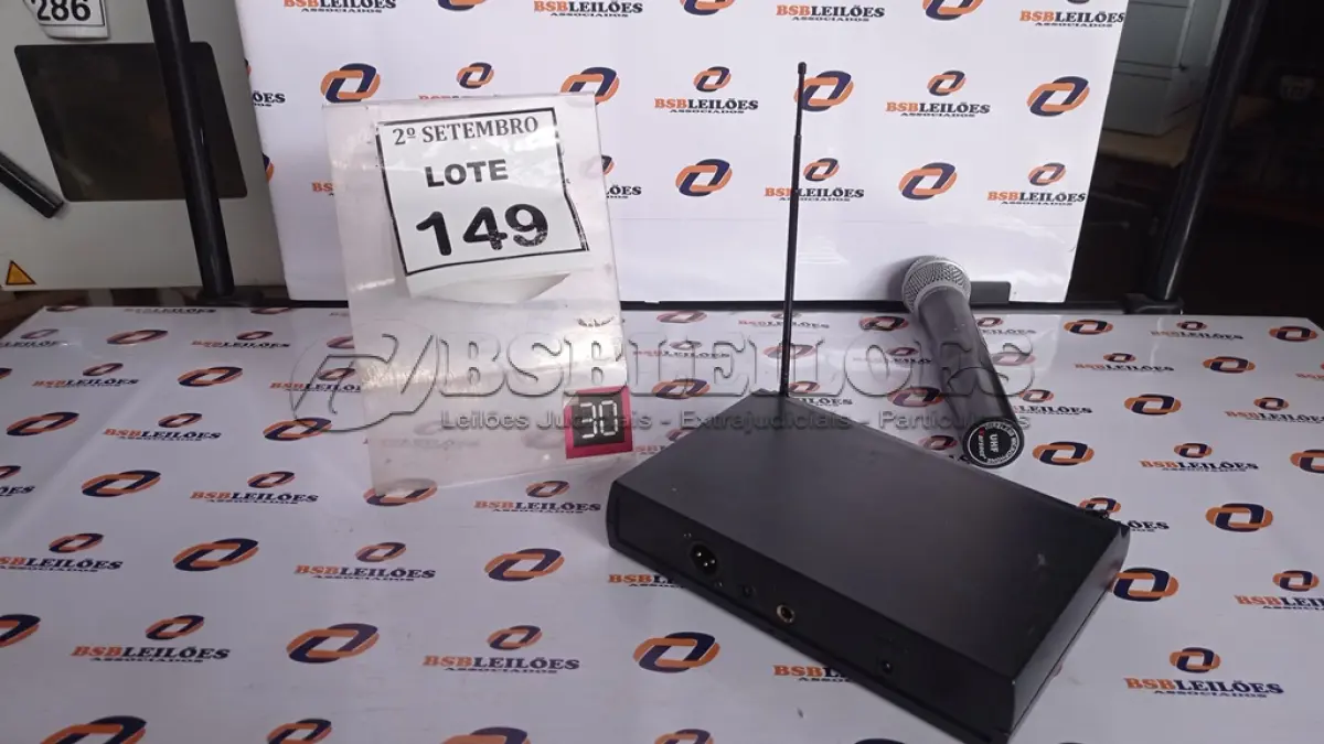 LOTE 149 - 01 MICROFONE COM RECEPTOR. (NO ESTADO) ATENÇÃO! FAZER A VISITAÇÃO ANTES DE ARREMATAR, NÃO SABEMOS SE FUNCIONA, LEILÃO NÃO TEM GARANTIA E NEM DEVOLUÇÃO, SUJEITO A POSSÍVEIS AVARIAS VISÍVEIS/OCULTAS E/OU AUSÊNCIA DE COMPONENTES.