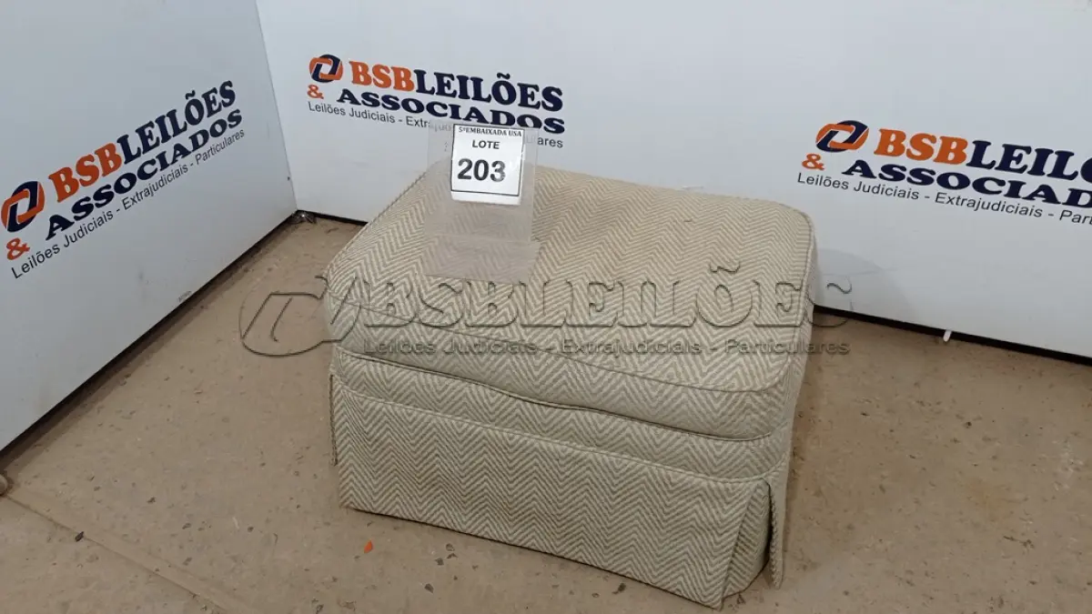 LOTE 203 - 01 PUFF. (NO ESTADO EM QUE SE ENCONTRA. SUJEITO A AVARIAS OCULTAS/VISÍVEIS.) AE7315C