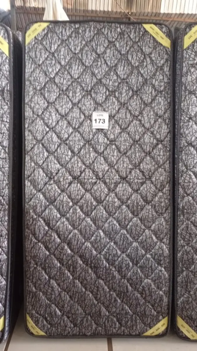 LOTE 173 - 01 COLCHÃO SOLTEIRO COM BASE 1,88CM X 0,88CM. (NO ESTADO EM QUE SE ENCONTRA. SUJEITO A AVARIAS OCULTAS/VISÍVEIS.) BJ7221H