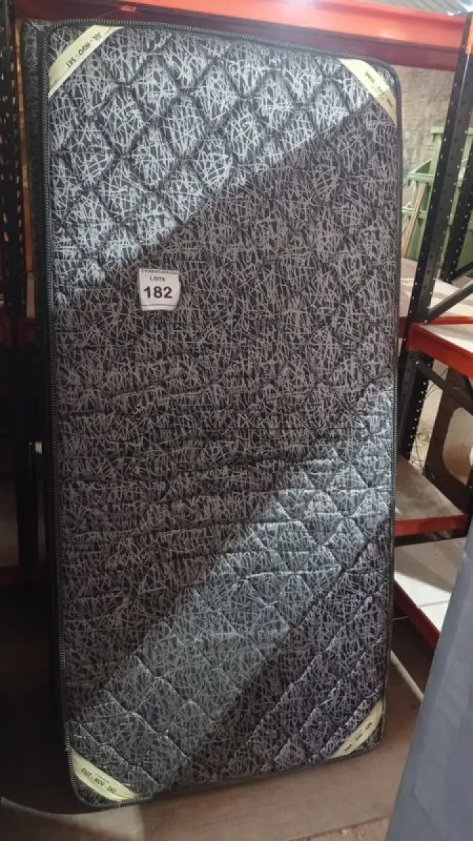LOTE 182 - 01 COLCHÃO SOLTEIRO COM BASE 1,88CM X 0,88CM. (NO ESTADO EM QUE SE ENCONTRA. SUJEITO A AVARIAS OCULTAS/VISÍVEIS.) AU2472J
