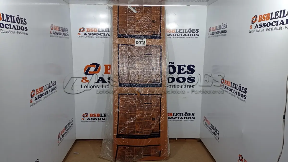 LOTE 073 - 01  PORTA DE MADEIRA 210X80CM ESPESSURA 3,5CM MSO EUCATEX (NO ESTADO, NÃO SABEMOS SE FUNCIONA. LEILÃO NÃO TEM GARANTIA E NEM DEVOLUÇÃO, SUJEITO A POSSÍVEIS AVARIAS VISÍVEIS/OCULTAS E/OU AUSÊNCIA DE COMPONENTES)