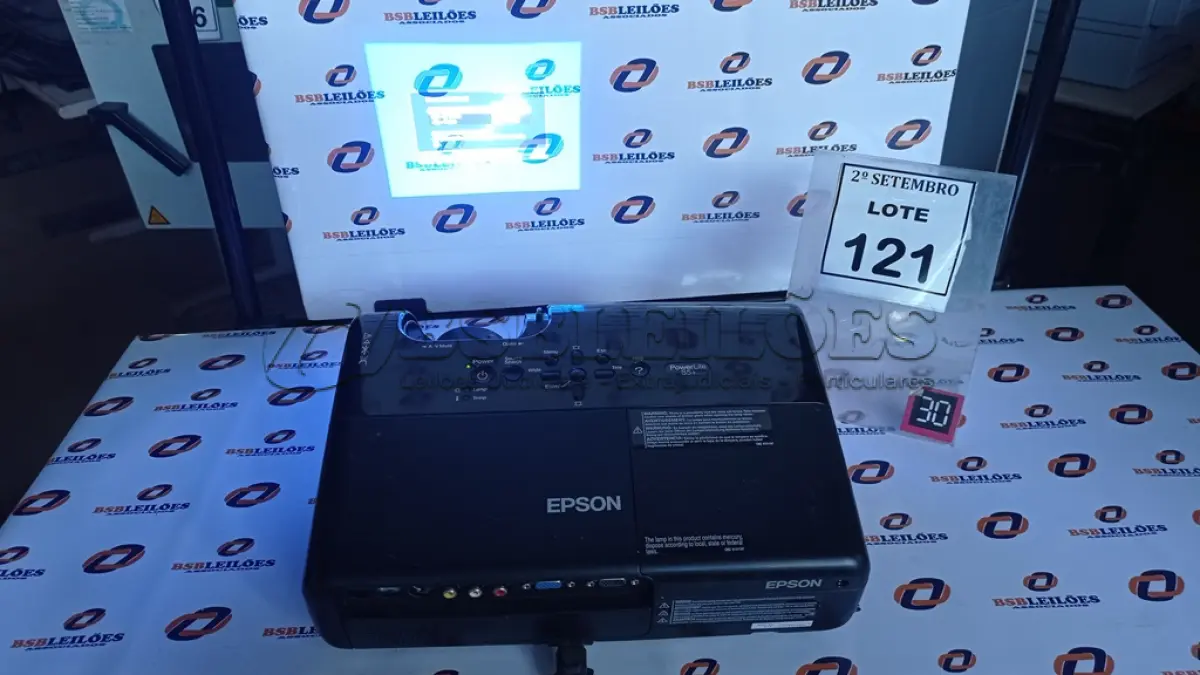 LOTE 121 - 01 PROJETOR MARCA EPSON. (NO ESTADO) ATENÇÃO! FAZER A VISITAÇÃO ANTES DE ARREMATAR, NÃO SABEMOS SE FUNCIONA, LEILÃO NÃO TEM GARANTIA E NEM DEVOLUÇÃO, SUJEITO A POSSÍVEIS AVARIAS VISÍVEIS/OCULTAS E/OU AUSÊNCIA DE COMPONENTES.