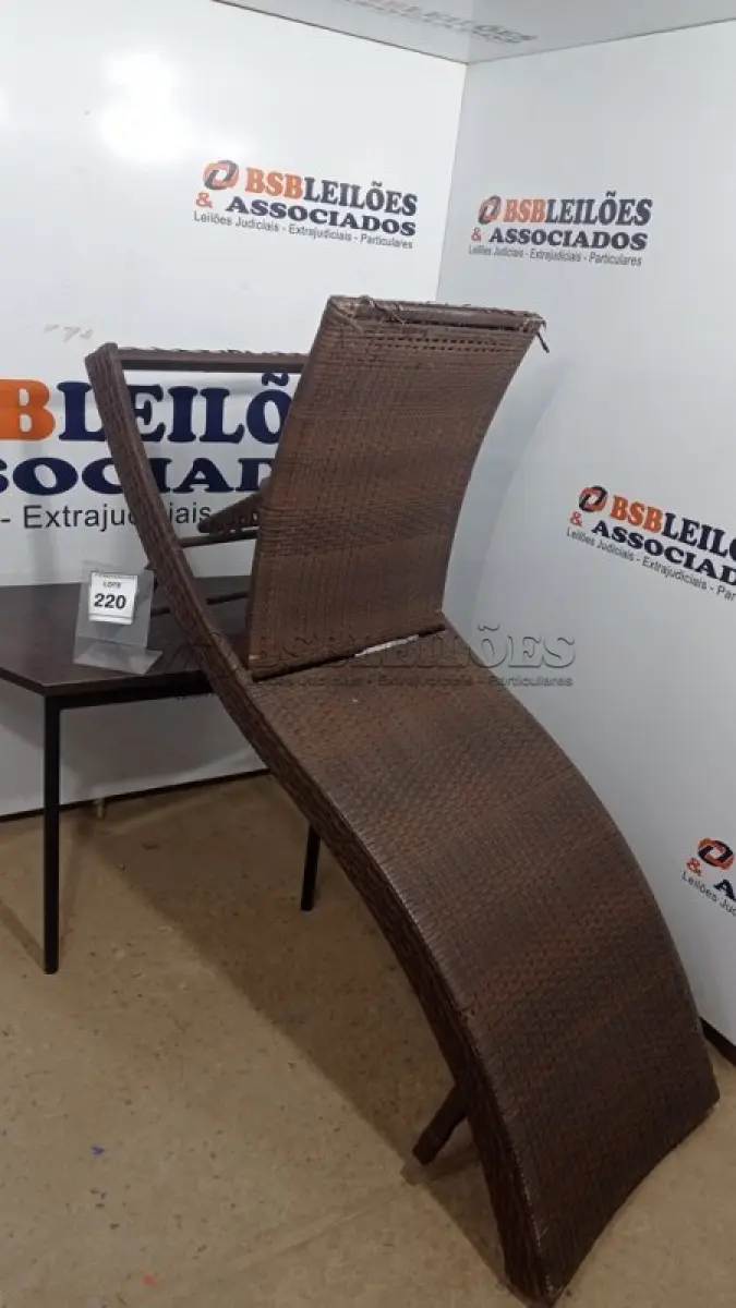 LOTE 220 - 01 ESPREGUIÇADEIRA. (NO ESTADO EM QUE SE ENCONTRA. SUJEITO A AVARIAS OCULTAS/VISÍVEIS.) BH1638A