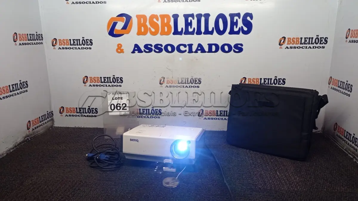 LOTE 062 - 01 PROJETOR MARCA BENQ COM CABOS E BOLSA. (NO ESTADO) ATENÇÃO! FAZER A VISITAÇÃO ANTES DE ARREMATAR, NÃO SABEMOS SE FUNCIONA, LEILÃO NÃO TEM GARANTIA E NEM DEVOLUÇÃO, SUJEITO A POSSÍVEIS AVARIAS VISÍVEIS/OCULTAS E/OU AUSÊNCIA DE COMPONENTES.
