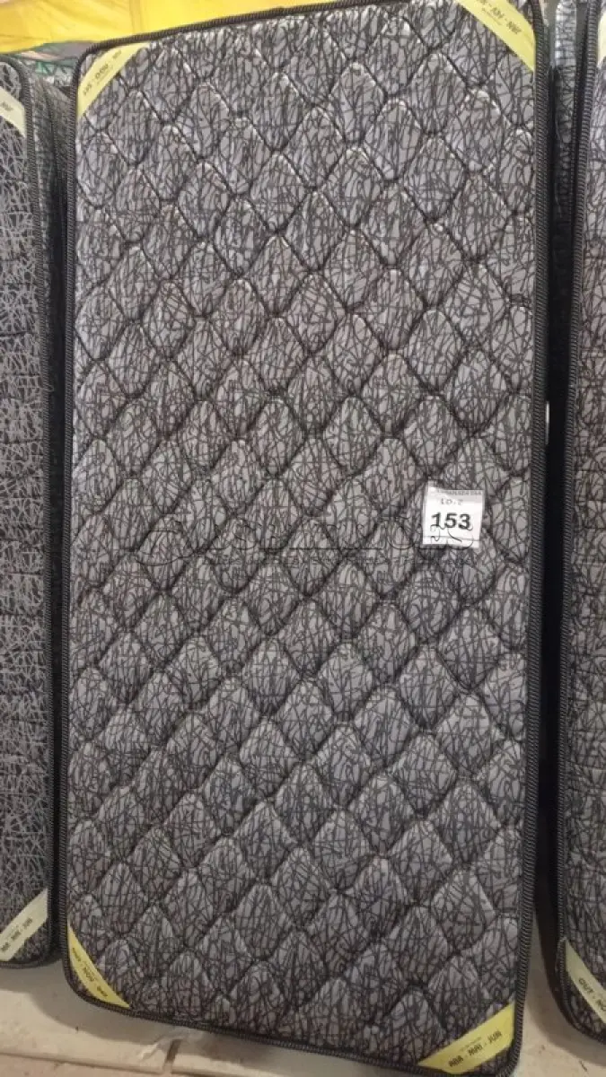 LOTE 153 - 01 COLCHÃO SOLTEIRO COM BASE 1,88CM X 0,88CM. (NO ESTADO EM QUE SE ENCONTRA. SUJEITO A AVARIAS OCULTAS/VISÍVEIS.) BJ7221G