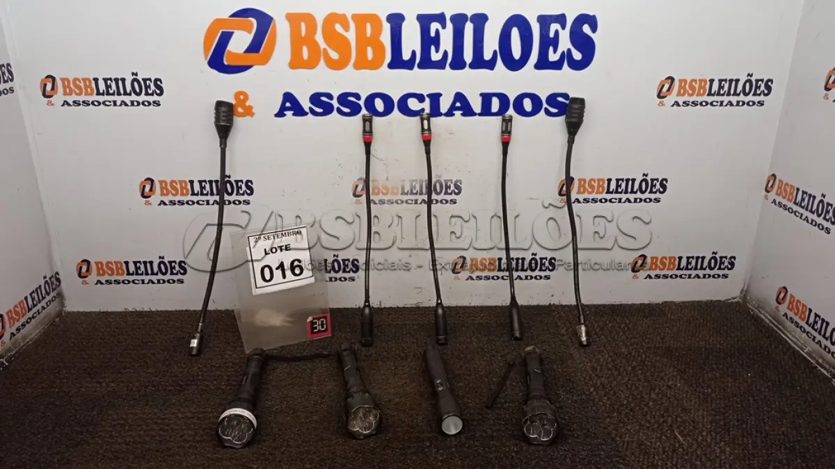 LOTE 016 - 05 MICROFONES DE MESA E 02 LANTERNAS. (NO ESTADO) ATENÇÃO! FAZER A VISITAÇÃO ANTES DE ARREMATAR, NÃO SABEMOS SE FUNCIONA, LEILÃO NÃO TEM GARANTIA E NEM DEVOLUÇÃO, SUJEITO A POSSÍVEIS AVARIAS VISÍVEIS/OCULTAS E/OU AUSÊNCIA DE COMPONENTES.