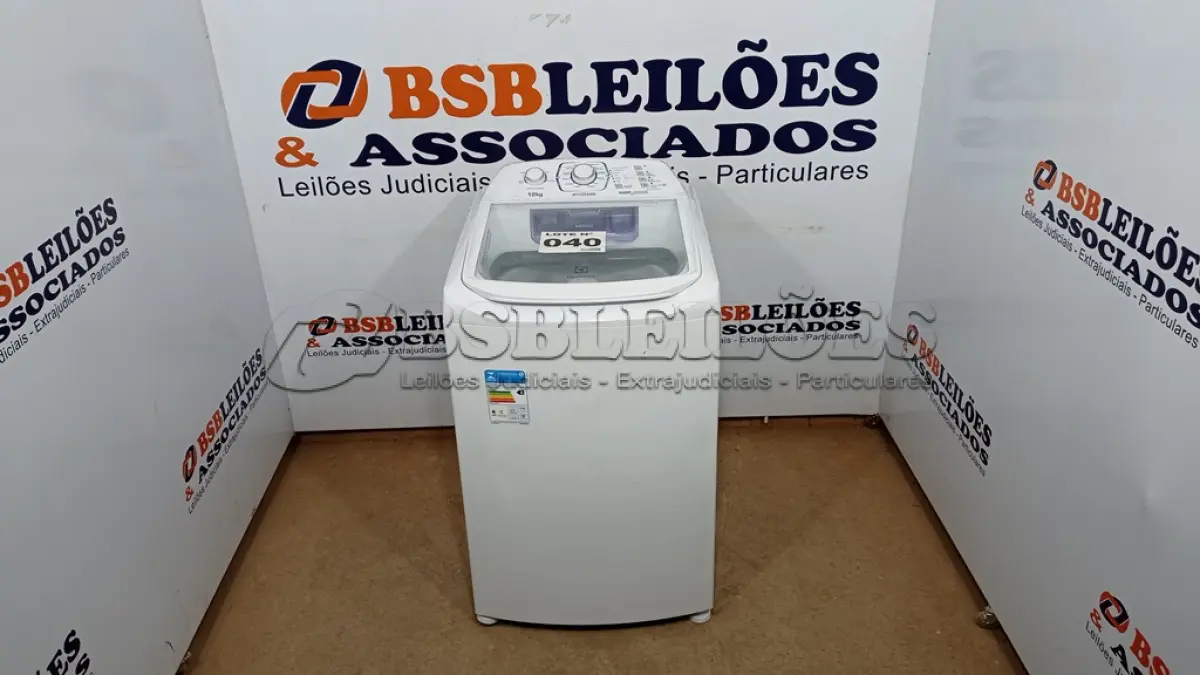 LOTE 040 - 01 LAVADORA ROUPAS ELECTROLUX 12 KG BRANCA LAVAGEM LAC12 - 220VOLTS (NO ESTADO, NÃO SABEMOS SE FUNCIONA. LEILÃO NÃO TEM GARANTIA E NEM DEVOLUÇÃO, SUJEITO A POSSÍVEIS AVARIAS VISÍVEIS/OCULTAS E/OU AUSÊNCIA DE COMPONENTES)