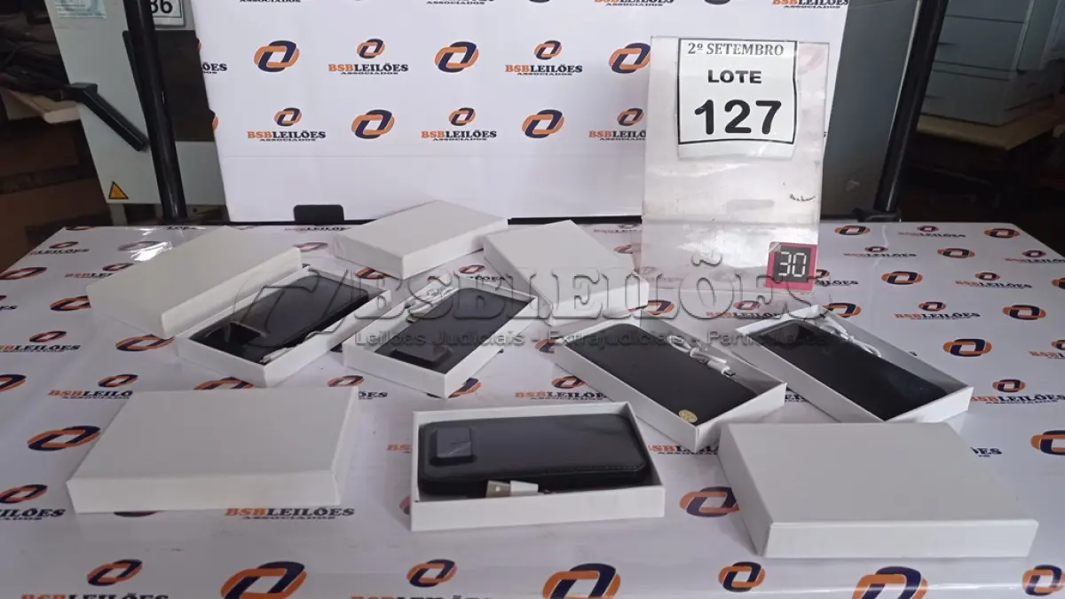 LOTE 127 - 05 BATERIAS EXTERNAS. (NO ESTADO) ATENÇÃO! FAZER A VISITAÇÃO ANTES DE ARREMATAR, NÃO SABEMOS SE FUNCIONA, LEILÃO NÃO TEM GARANTIA E NEM DEVOLUÇÃO, SUJEITO A POSSÍVEIS AVARIAS VISÍVEIS/OCULTAS E/OU AUSÊNCIA DE COMPONENTES.