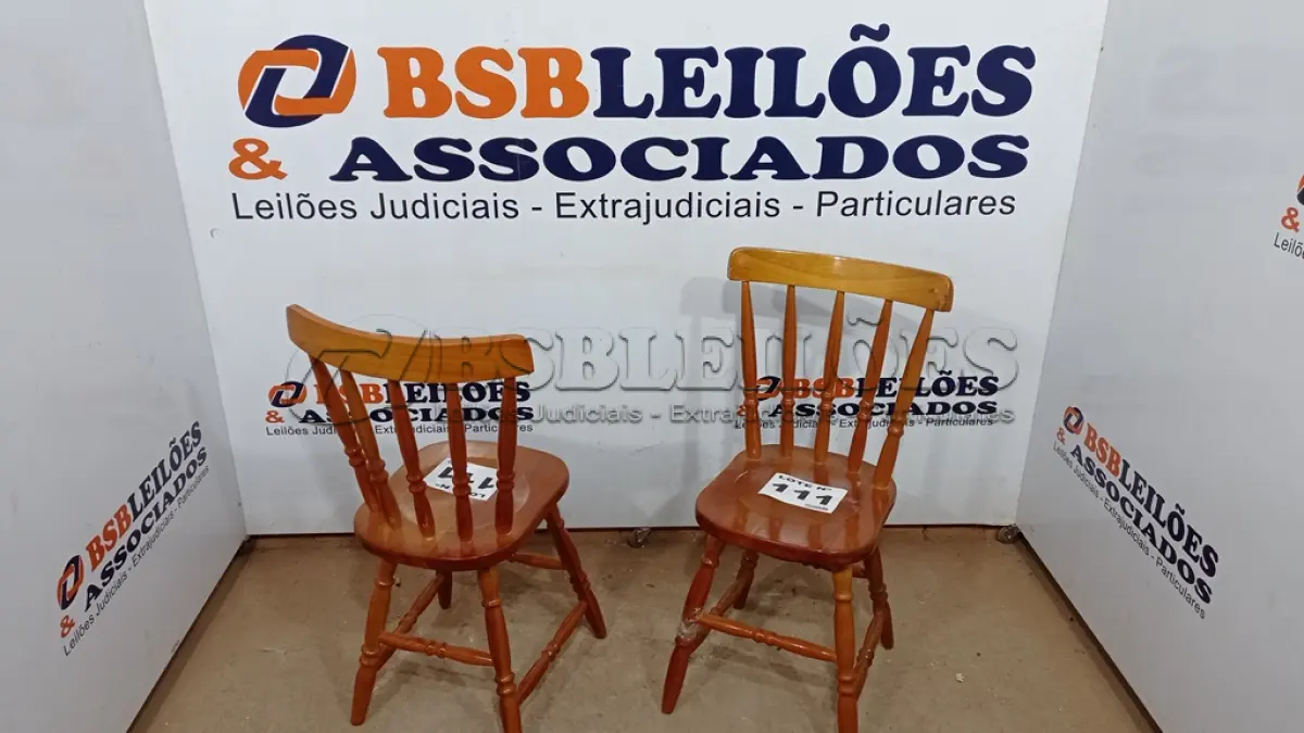 LOTE 111 - 02 CADEIRAS DE MADEIRA (NO ESTADO, NÃO SABEMOS SE FUNCIONA. LEILÃO NÃO TEM GARANTIA E NEM DEVOLUÇÃO, SUJEITO A POSSÍVEIS AVARIAS VISÍVEIS/OCULTAS E/OU AUSÊNCIA DE COMPONENTES)