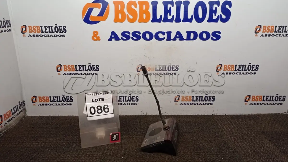 LOTE 086 - 01 MICROFONE DE MESA COM BASE. (NO ESTADO) ATENÇÃO! FAZER A VISITAÇÃO ANTES DE ARREMATAR, NÃO SABEMOS SE FUNCIONA, LEILÃO NÃO TEM GARANTIA E NEM DEVOLUÇÃO, SUJEITO A POSSÍVEIS AVARIAS VISÍVEIS/OCULTAS E/OU AUSÊNCIA DE COMPONENTES.