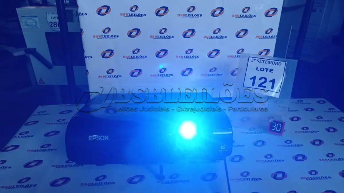 LOTE 121 - 01 PROJETOR MARCA EPSON. (NO ESTADO) ATENÇÃO! FAZER A VISITAÇÃO ANTES DE ARREMATAR, NÃO SABEMOS SE FUNCIONA, LEILÃO NÃO TEM GARANTIA E NEM DEVOLUÇÃO, SUJEITO A POSSÍVEIS AVARIAS VISÍVEIS/OCULTAS E/OU AUSÊNCIA DE COMPONENTES.
