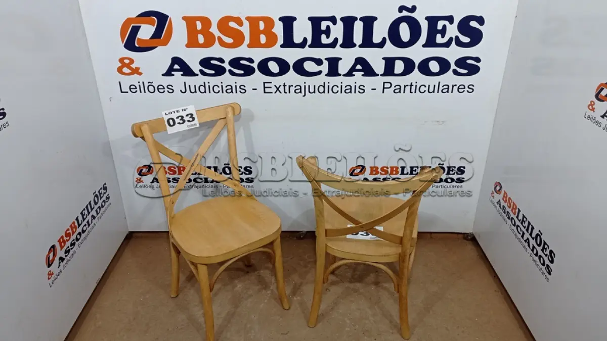 LOTE 033 - 02  CADEIRAS DE MADEIRA (NO ESTADO, NÃO SABEMOS SE FUNCIONA. LEILÃO NÃO TEM GARANTIA E NEM DEVOLUÇÃO, SUJEITO A POSSÍVEIS AVARIAS VISÍVEIS/OCULTAS E/OU AUSÊNCIA DE COMPONENTES)