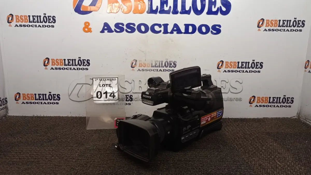 LOTE 014 - 01 FILMADORA PROFISSIONAL FULL HD 1920 X 1080 MARCA SONY. (NO ESTADO) ATENÇÃO! FAZER A VISITAÇÃO ANTES DE ARREMATAR, NÃO SABEMOS SE FUNCIONA, LEILÃO NÃO TEM GARANTIA E NEM DEVOLUÇÃO, SUJEITO A POSSÍVEIS AVARIAS VISÍVEIS/OCULTAS E/OU AUSÊNCIA DE COMPONENTES.