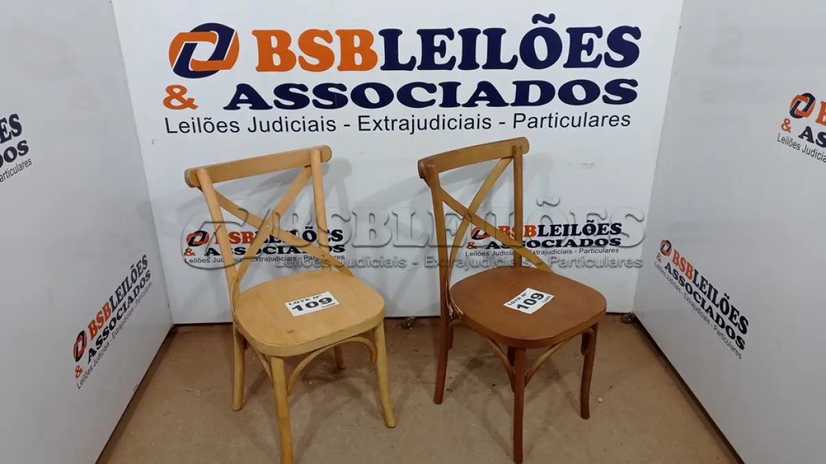 LOTE 101 - 02 CADEIRAS DE MADEIRA (NO ESTADO, NÃO SABEMOS SE FUNCIONA. LEILÃO NÃO TEM GARANTIA E NEM DEVOLUÇÃO, SUJEITO A POSSÍVEIS AVARIAS VISÍVEIS/OCULTAS E/OU AUSÊNCIA DE COMPONENTES)