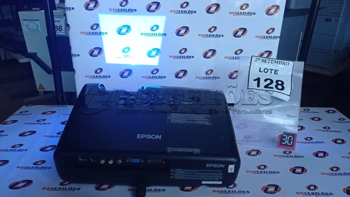 LOTE 128 - 01 PROJETOR MARCA EPSON. (NO ESTADO) ATENÇÃO! FAZER A VISITAÇÃO ANTES DE ARREMATAR, NÃO SABEMOS SE FUNCIONA, LEILÃO NÃO TEM GARANTIA E NEM DEVOLUÇÃO, SUJEITO A POSSÍVEIS AVARIAS VISÍVEIS/OCULTAS E/OU AUSÊNCIA DE COMPONENTES.
