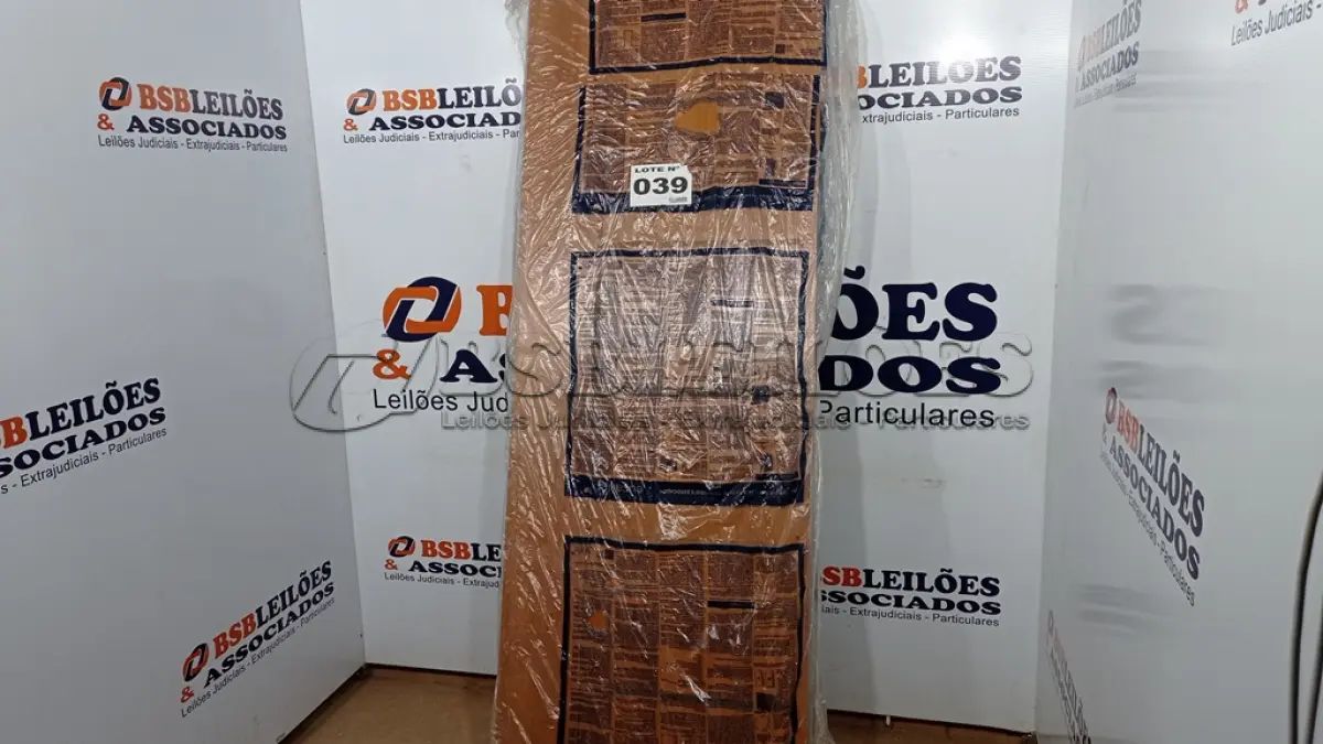 LOTE 039 - 01  PORTA DE MADEIRA 210X72CM ESPESSURA 3,5CM MSO EUCAPLAC FRISADA ELEGANCE EUCATEX (NO ESTADO, NÃO SABEMOS SE FUNCIONA. LEILÃO NÃO TEM GARANTIA E NEM DEVOLUÇÃO, SUJEITO A POSSÍVEIS AVARIAS VISÍVEIS/OCULTAS E/OU AUSÊNCIA DE COMPONENTES)