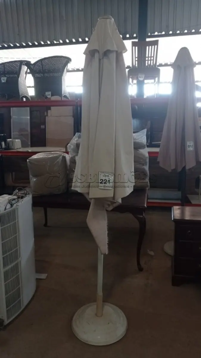 LOTE 221 - 01 UMBRELLA (GUARDA SOL). (NO ESTADO EM QUE SE ENCONTRA. SUJEITO A AVARIAS OCULTAS/VISÍVEIS.)  BH1656K