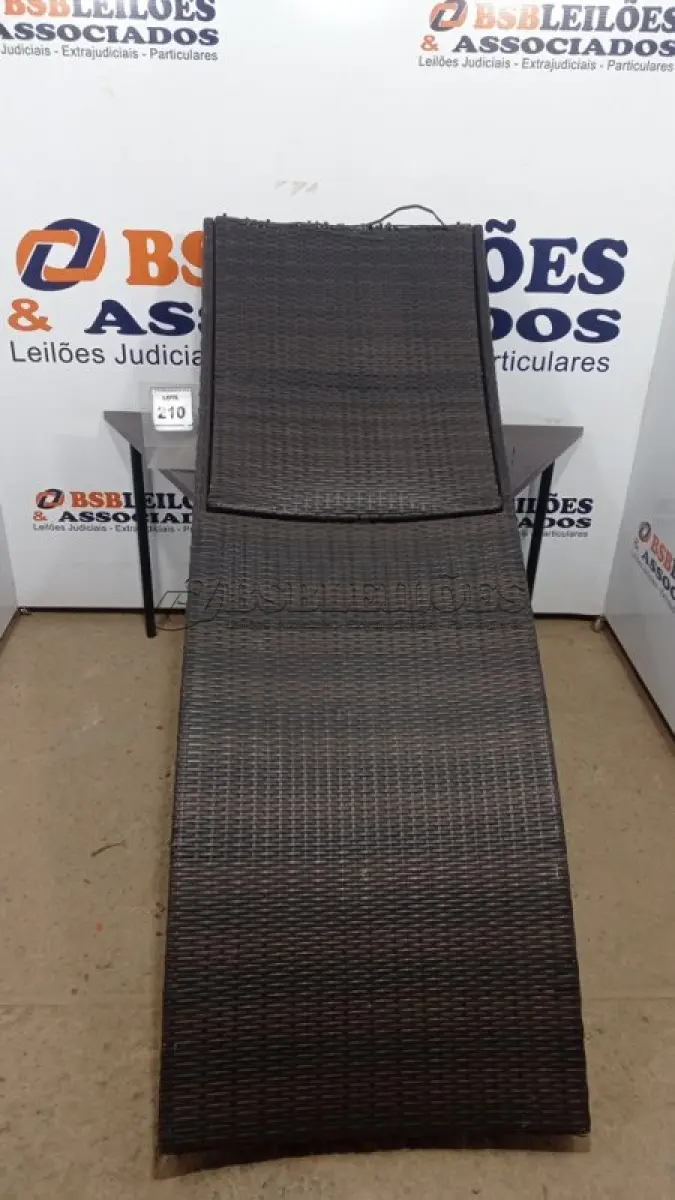 LOTE 210 - 01 ESPREGUIÇADEIRA. (NO ESTADO EM QUE SE ENCONTRA. SUJEITO A AVARIAS OCULTAS/VISÍVEIS.) BH1669G
