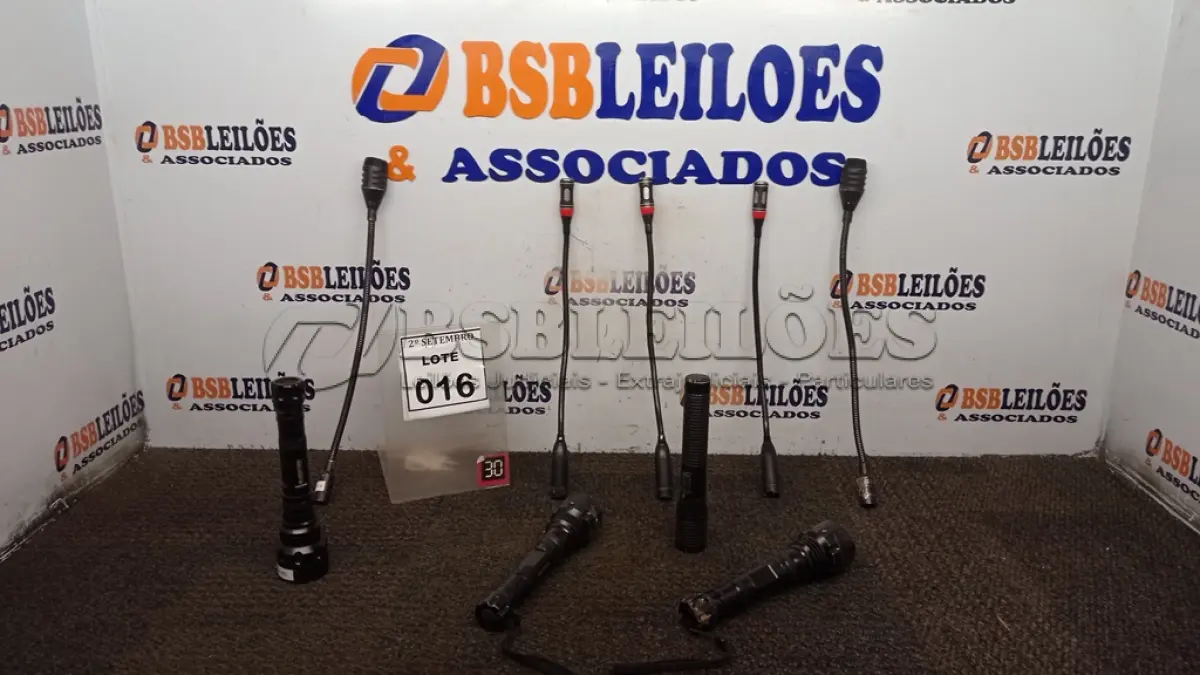 LOTE 016 - 05 MICROFONES DE MESA E 02 LANTERNAS. (NO ESTADO) ATENÇÃO! FAZER A VISITAÇÃO ANTES DE ARREMATAR, NÃO SABEMOS SE FUNCIONA, LEILÃO NÃO TEM GARANTIA E NEM DEVOLUÇÃO, SUJEITO A POSSÍVEIS AVARIAS VISÍVEIS/OCULTAS E/OU AUSÊNCIA DE COMPONENTES.