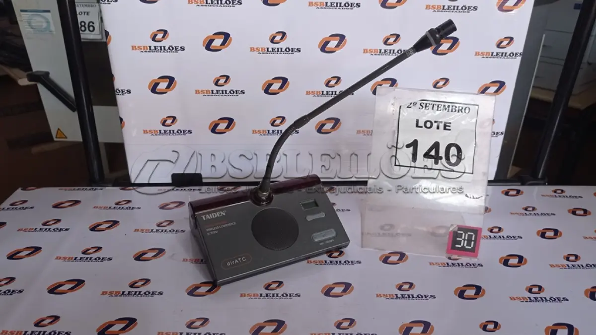 LOTE 140 - 01 MICROFONE DE MESA COM BASE. (NO ESTADO) ATENÇÃO! FAZER A VISITAÇÃO ANTES DE ARREMATAR, NÃO SABEMOS SE FUNCIONA, LEILÃO NÃO TEM GARANTIA E NEM DEVOLUÇÃO, SUJEITO A POSSÍVEIS AVARIAS VISÍVEIS/OCULTAS E/OU AUSÊNCIA DE COMPONENTES.