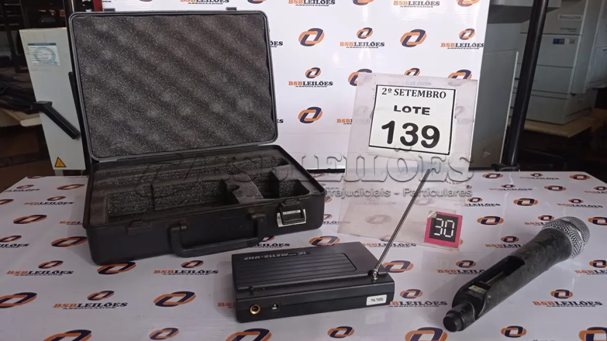 LOTE 139 - 01 MICROFONE COM RECEPTOR. (NO ESTADO) ATENÇÃO! FAZER A VISITAÇÃO ANTES DE ARREMATAR, NÃO SABEMOS SE FUNCIONA, LEILÃO NÃO TEM GARANTIA E NEM DEVOLUÇÃO, SUJEITO A POSSÍVEIS AVARIAS VISÍVEIS/OCULTAS E/OU AUSÊNCIA DE COMPONENTES.