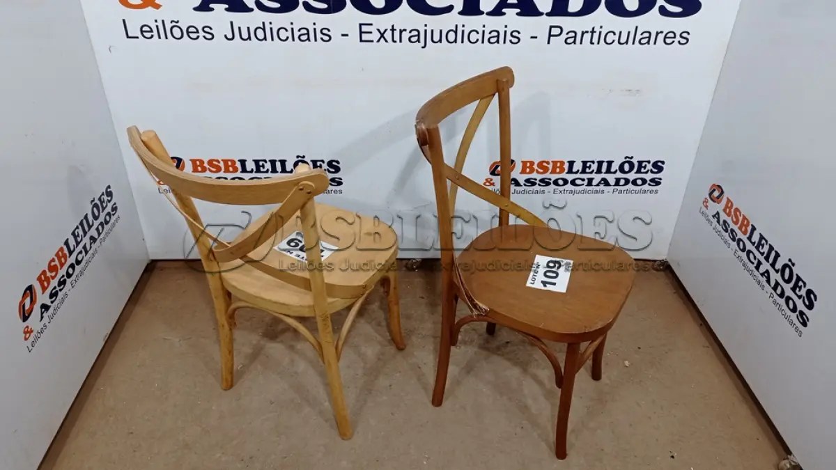LOTE 109 - 02  CADEIRAS DE MADEIRA (NO ESTADO, NÃO SABEMOS SE FUNCIONA. LEILÃO NÃO TEM GARANTIA E NEM DEVOLUÇÃO, SUJEITO A POSSÍVEIS AVARIAS VISÍVEIS/OCULTAS E/OU AUSÊNCIA DE COMPONENTES)