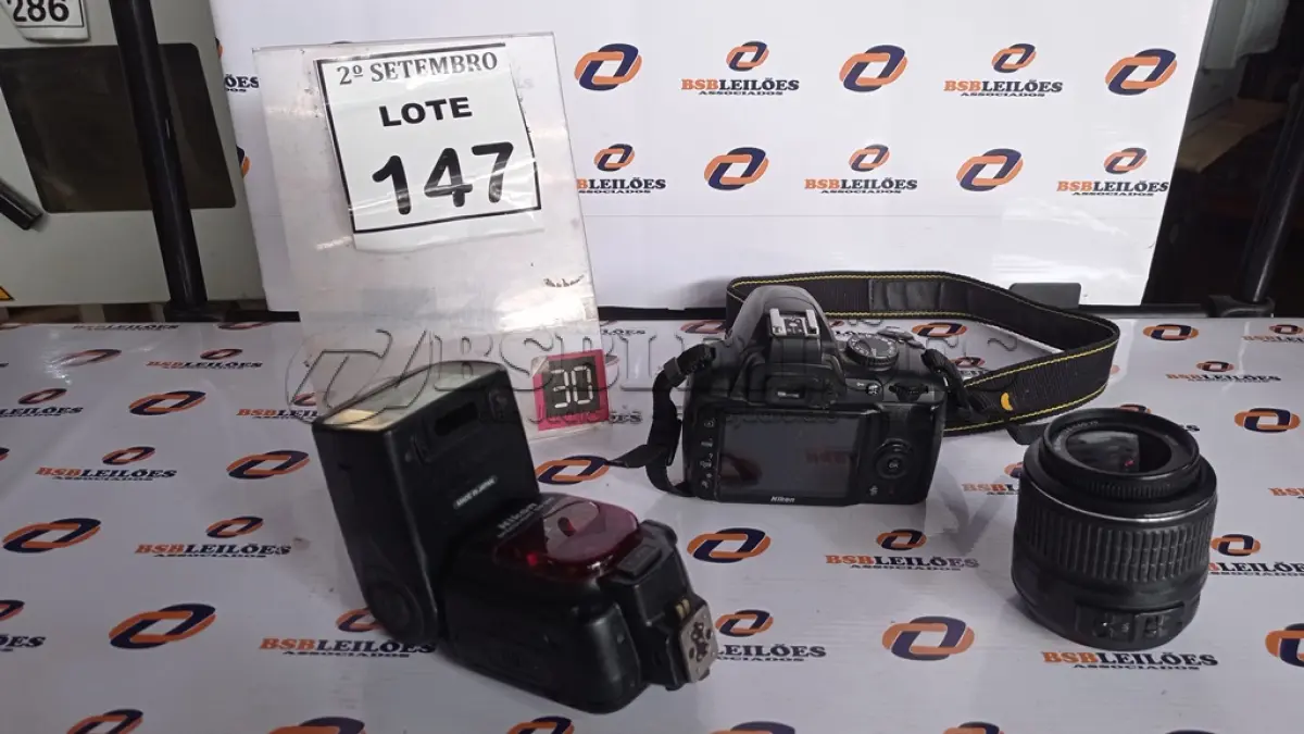 LOTE 147 - 01 MÁQUINA FOTOGRÁFICA DIGITAL MARCA NIKON MARCA D3000 COM LENTE E 01 FLASH. (NO ESTADO) ATENÇÃO! FAZER A VISITAÇÃO ANTES DE ARREMATAR, NÃO SABEMOS SE FUNCIONA, LEILÃO NÃO TEM GARANTIA E NEM DEVOLUÇÃO, SUJEITO A POSSÍVEIS AVARIAS VISÍVEIS/OCULTAS E/OU AUSÊNCIA DE COMPONENTES.