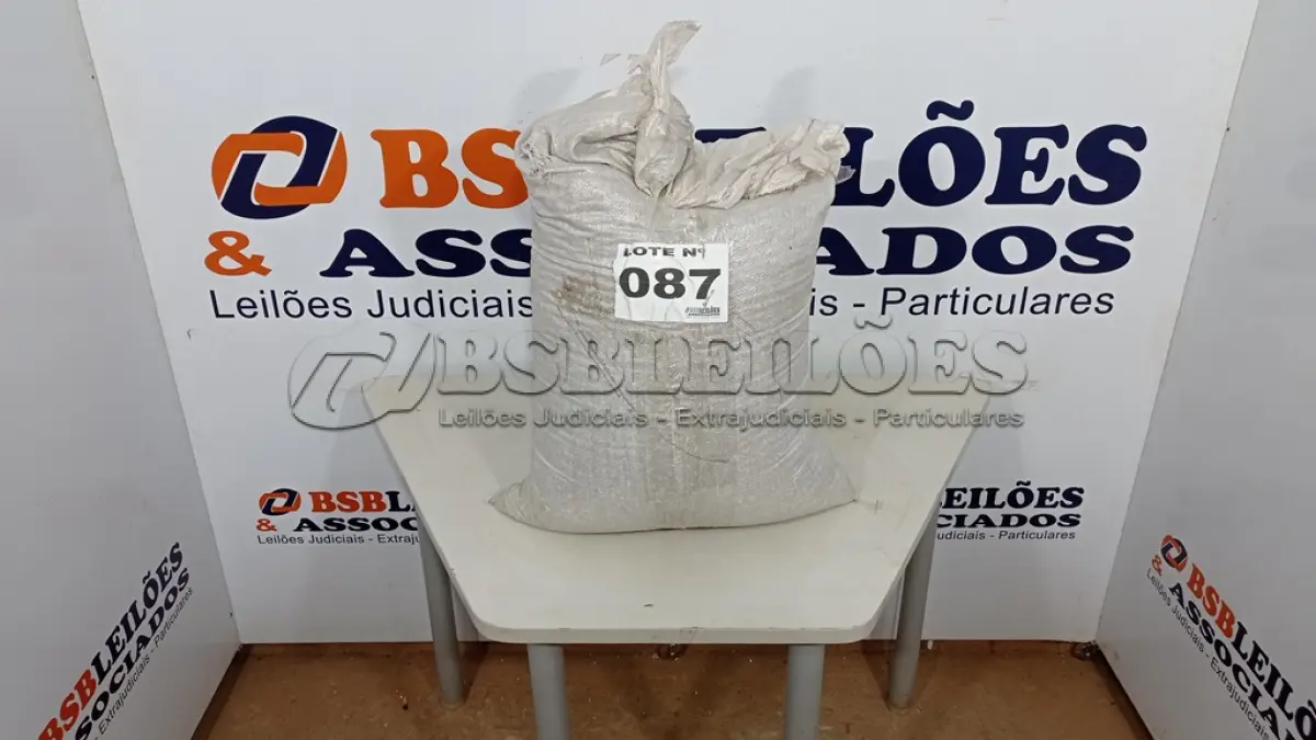 LOTE 087 - 01 SACO SEMENTE DE GIRASSOL (NO ESTADO, NÃO SABEMOS SE FUNCIONA. LEILÃO NÃO TEM GARANTIA E NEM DEVOLUÇÃO, SUJEITO A POSSÍVEIS AVARIAS VISÍVEIS/OCULTAS E/OU AUSÊNCIA DE COMPONENTES)