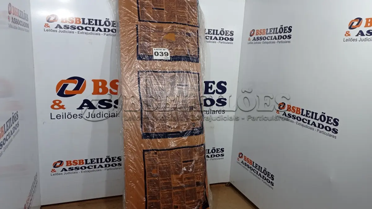 LOTE 039 - 01  PORTA DE MADEIRA 210X72CM ESPESSURA 3,5CM MSO EUCAPLAC FRISADA ELEGANCE EUCATEX (NO ESTADO, NÃO SABEMOS SE FUNCIONA. LEILÃO NÃO TEM GARANTIA E NEM DEVOLUÇÃO, SUJEITO A POSSÍVEIS AVARIAS VISÍVEIS/OCULTAS E/OU AUSÊNCIA DE COMPONENTES)