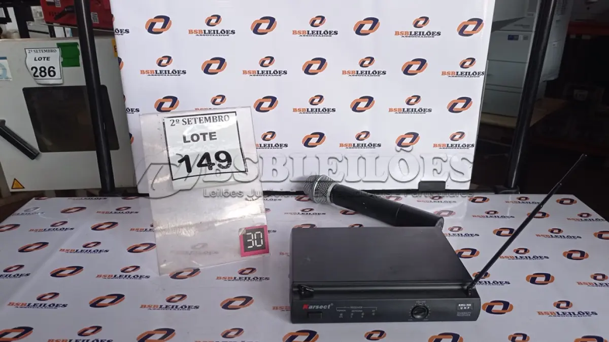 LOTE 149 - 01 MICROFONE COM RECEPTOR. (NO ESTADO) ATENÇÃO! FAZER A VISITAÇÃO ANTES DE ARREMATAR, NÃO SABEMOS SE FUNCIONA, LEILÃO NÃO TEM GARANTIA E NEM DEVOLUÇÃO, SUJEITO A POSSÍVEIS AVARIAS VISÍVEIS/OCULTAS E/OU AUSÊNCIA DE COMPONENTES.