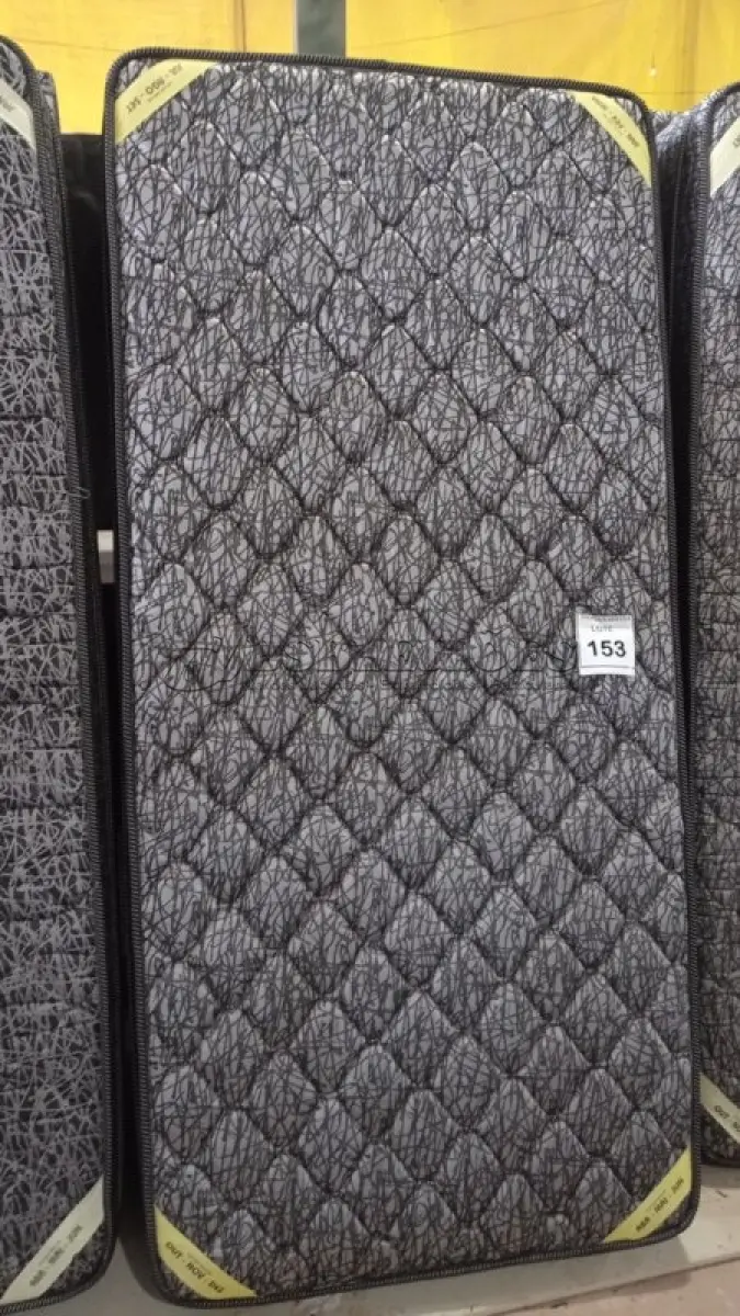 LOTE 153 - 01 COLCHÃO SOLTEIRO COM BASE 1,88CM X 0,88CM. (NO ESTADO EM QUE SE ENCONTRA. SUJEITO A AVARIAS OCULTAS/VISÍVEIS.) BJ7221G
