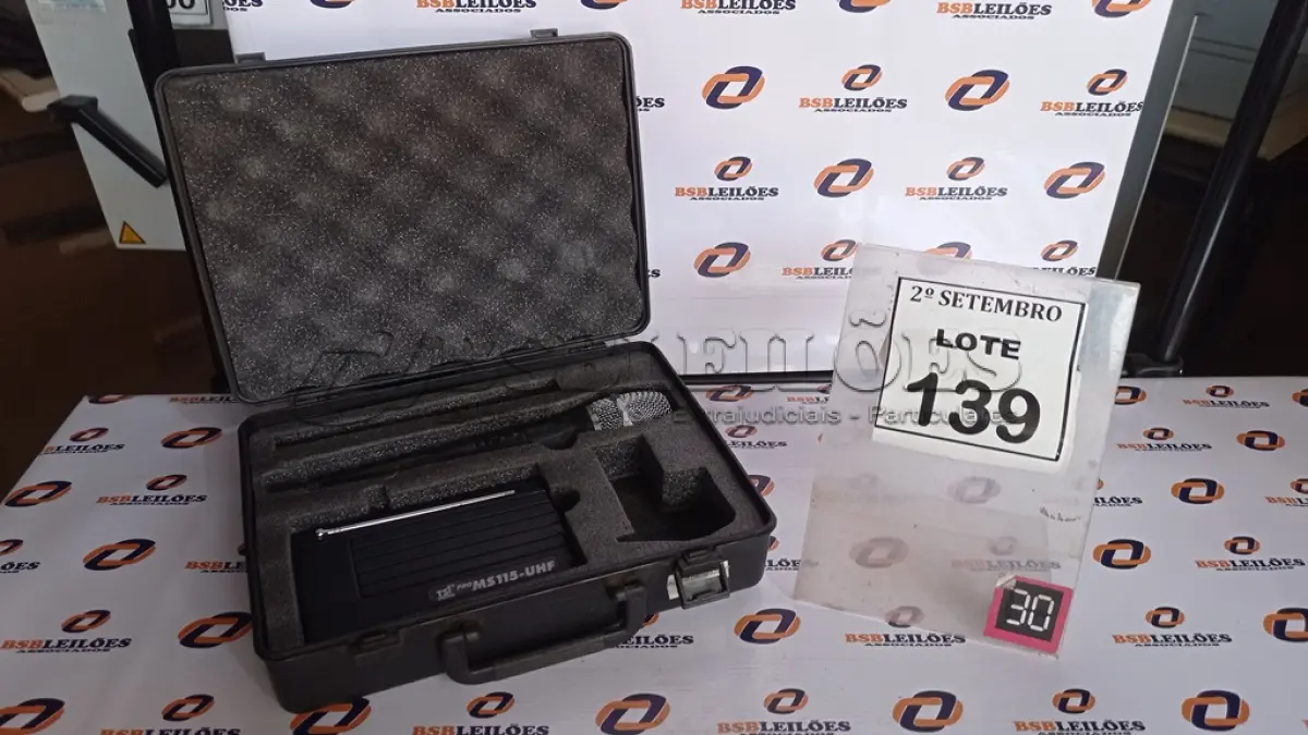LOTE 139 - 01 MICROFONE COM RECEPTOR. (NO ESTADO) ATENÇÃO! FAZER A VISITAÇÃO ANTES DE ARREMATAR, NÃO SABEMOS SE FUNCIONA, LEILÃO NÃO TEM GARANTIA E NEM DEVOLUÇÃO, SUJEITO A POSSÍVEIS AVARIAS VISÍVEIS/OCULTAS E/OU AUSÊNCIA DE COMPONENTES.