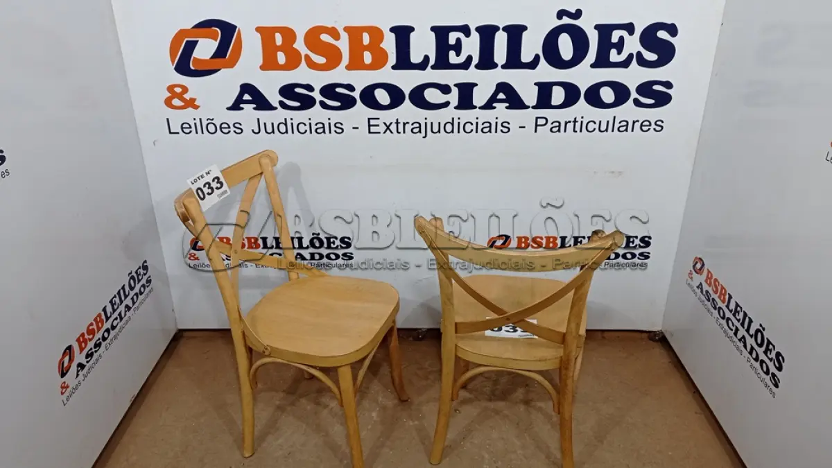 LOTE 033 - 02  CADEIRAS DE MADEIRA (NO ESTADO, NÃO SABEMOS SE FUNCIONA. LEILÃO NÃO TEM GARANTIA E NEM DEVOLUÇÃO, SUJEITO A POSSÍVEIS AVARIAS VISÍVEIS/OCULTAS E/OU AUSÊNCIA DE COMPONENTES)