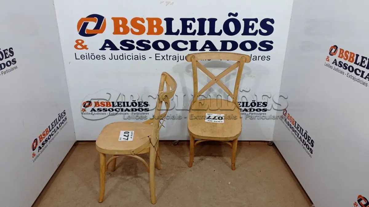 LOTE 077 - 02  CADEIRAS DE MADEIRA (NO ESTADO, NÃO SABEMOS SE FUNCIONA. LEILÃO NÃO TEM GARANTIA E NEM DEVOLUÇÃO, SUJEITO A POSSÍVEIS AVARIAS VISÍVEIS/OCULTAS E/OU AUSÊNCIA DE COMPONENTES)