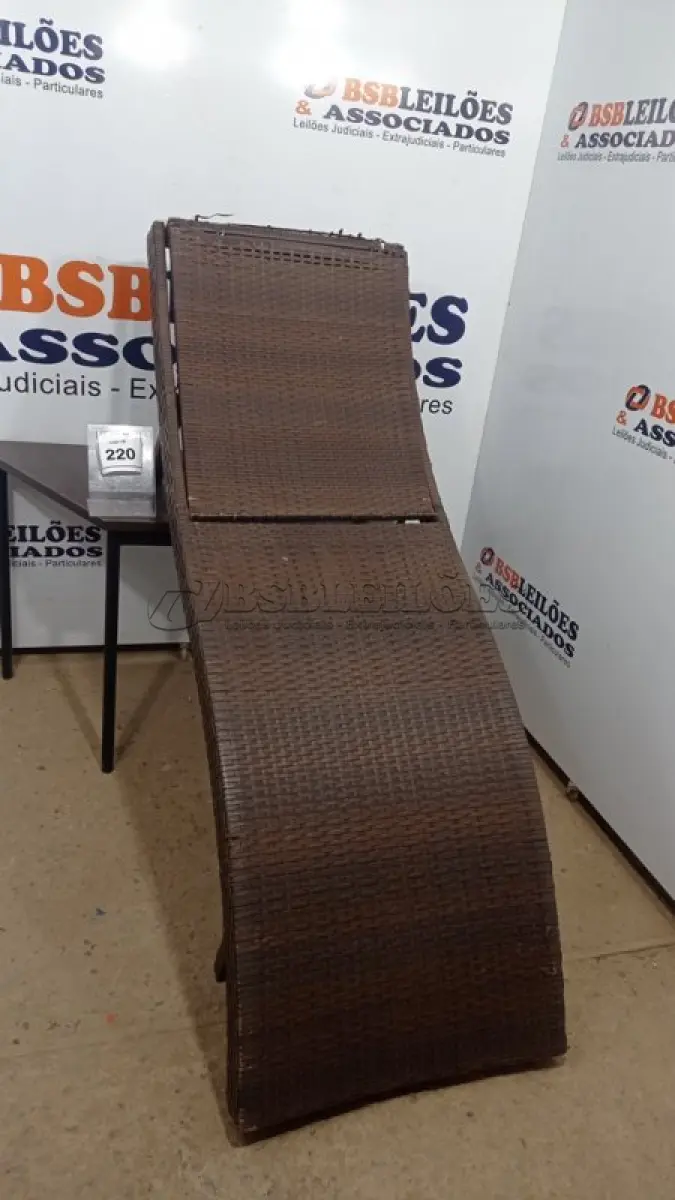 LOTE 220 - 01 ESPREGUIÇADEIRA. (NO ESTADO EM QUE SE ENCONTRA. SUJEITO A AVARIAS OCULTAS/VISÍVEIS.) BH1638A