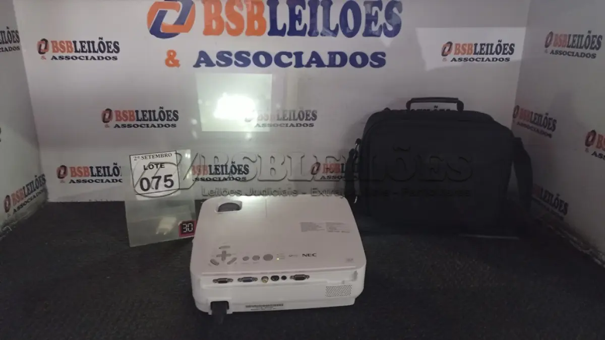 LOTE 075 - 01 PROJETOR MARCA NEC. (NO ESTADO) ATENÇÃO! FAZER A VISITAÇÃO ANTES DE ARREMATAR, NÃO SABEMOS SE FUNCIONA, LEILÃO NÃO TEM GARANTIA E NEM DEVOLUÇÃO, SUJEITO A POSSÍVEIS AVARIAS VISÍVEIS/OCULTAS E/OU AUSÊNCIA DE COMPONENTES.