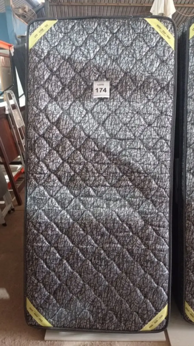 LOTE 174 - 01 COLCHÃO SOLTEIRO COM BASE 1,88CM X 0,88CM. (NO ESTADO EM QUE SE ENCONTRA. SUJEITO A AVARIAS OCULTAS/VISÍVEIS.) BJ7219V