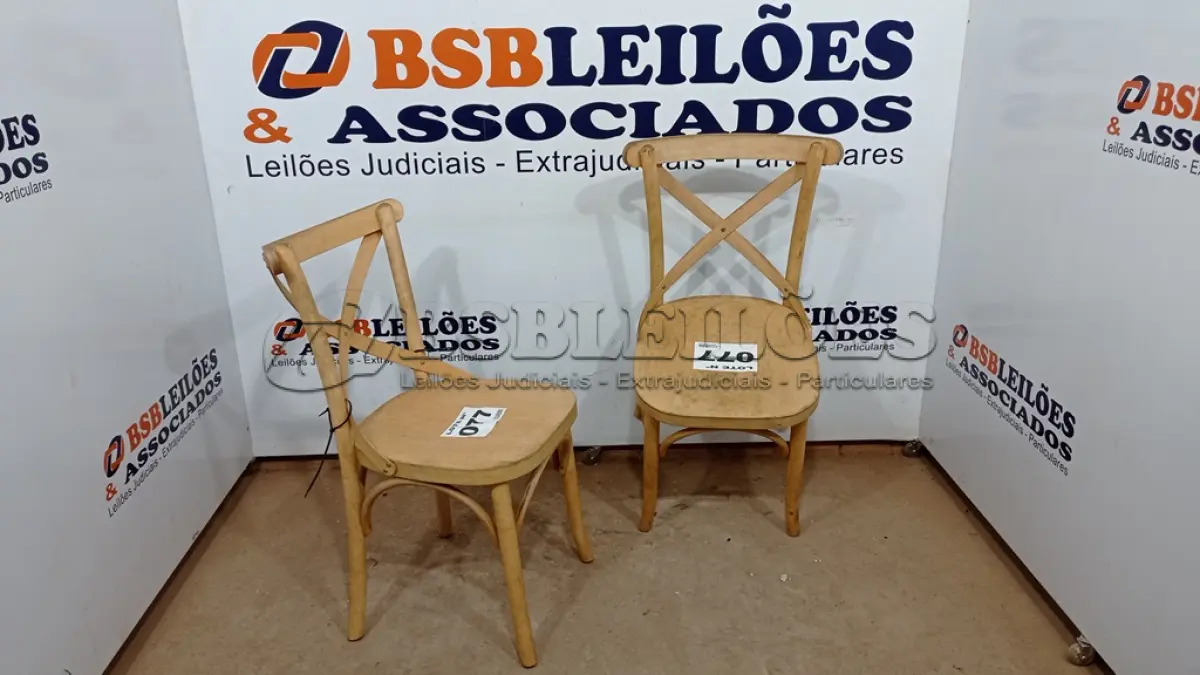 LOTE 077 - 02  CADEIRAS DE MADEIRA (NO ESTADO, NÃO SABEMOS SE FUNCIONA. LEILÃO NÃO TEM GARANTIA E NEM DEVOLUÇÃO, SUJEITO A POSSÍVEIS AVARIAS VISÍVEIS/OCULTAS E/OU AUSÊNCIA DE COMPONENTES)