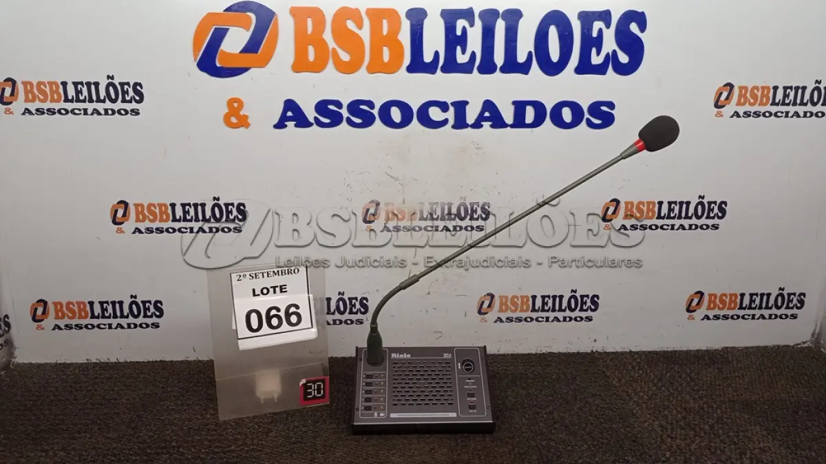 LOTE 066 - 01 MICROFONE DE MESA COM BASE. (NO ESTADO) ATENÇÃO! FAZER A VISITAÇÃO ANTES DE ARREMATAR, NÃO SABEMOS SE FUNCIONA, LEILÃO NÃO TEM GARANTIA E NEM DEVOLUÇÃO, SUJEITO A POSSÍVEIS AVARIAS VISÍVEIS/OCULTAS E/OU AUSÊNCIA DE COMPONENTES.