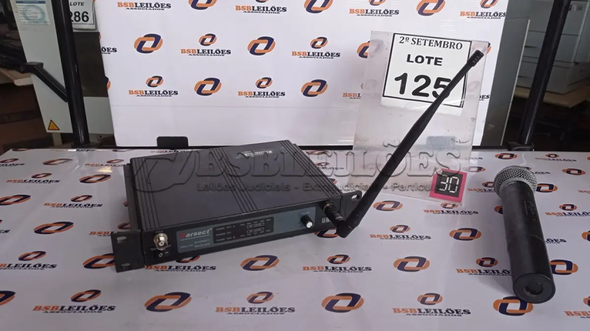 LOTE 125 - 01 MICROFONE COM RECEPTOR. (NO ESTADO) ATENÇÃO! FAZER A VISITAÇÃO ANTES DE ARREMATAR, NÃO SABEMOS SE FUNCIONA, LEILÃO NÃO TEM GARANTIA E NEM DEVOLUÇÃO, SUJEITO A POSSÍVEIS AVARIAS VISÍVEIS/OCULTAS E/OU AUSÊNCIA DE COMPONENTES.