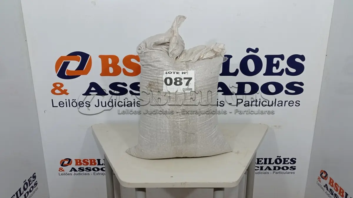 LOTE 087 - 01 SACO SEMENTE DE GIRASSOL (NO ESTADO, NÃO SABEMOS SE FUNCIONA. LEILÃO NÃO TEM GARANTIA E NEM DEVOLUÇÃO, SUJEITO A POSSÍVEIS AVARIAS VISÍVEIS/OCULTAS E/OU AUSÊNCIA DE COMPONENTES)