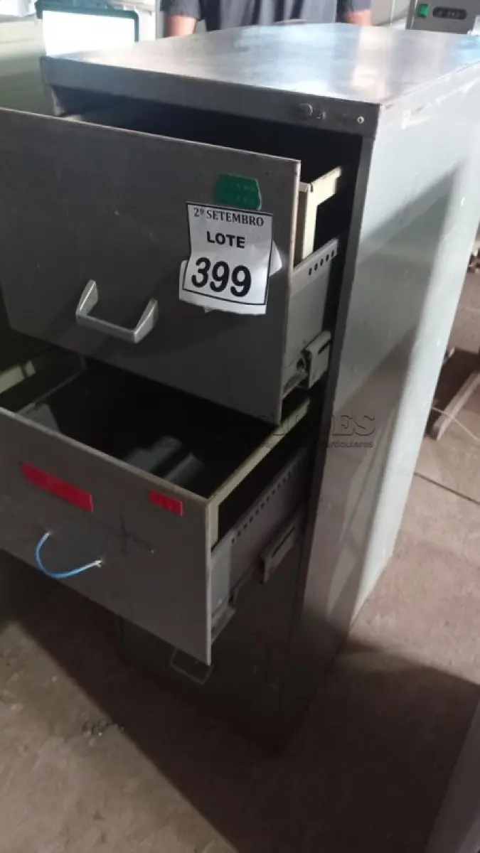 LOTE 399 - 01 ARQUIVO DE AÇO COM 04 GAVETAS. (NO ESTADO) ATENÇÃO! FAZER A VISITAÇÃO ANTES DE ARREMATAR, NÃO SABEMOS SE FUNCIONA, LEILÃO NÃO TEM GARANTIA E NEM DEVOLUÇÃO, SUJEITO A POSSÍVEIS AVARIAS VISÍVEIS/OCULTAS E/OU AUSÊNCIA DE COMPONENTES.