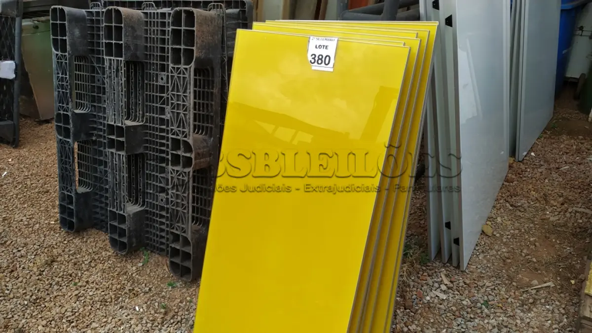 LOTE 380 - 08 PAINÉIS DE VIDRO NA COR BRANCA DE 1,20X0,61. (NO ESTADO) ATENÇÃO! FAZER A VISITAÇÃO ANTES DE ARREMATAR, NÃO SABEMOS SE FUNCIONA, LEILÃO NÃO TEM GARANTIA E NEM DEVOLUÇÃO, SUJEITO A POSSÍVEIS AVARIAS VISÍVEIS/OCULTAS E/OU AUSÊNCIA DE COMPONENTES.