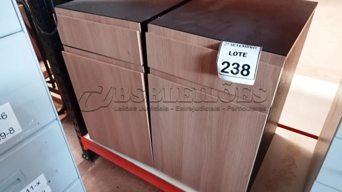 LOTE 238 - 02 GAVETEIROS COM 01 GAVETA E SUPORTE PARA CPU. (NO ESTADO) ATENÇÃO! FAZER A VISITAÇÃO ANTES DE ARREMATAR, NÃO SABEMOS SE FUNCIONA, LEILÃO NÃO TEM GARANTIA E NEM DEVOLUÇÃO, SUJEITO A POSSÍVEIS AVARIAS VISÍVEIS/OCULTAS E/OU AUSÊNCIA DE COMPONENTES.