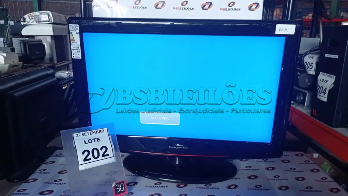 LOTE 202 - 01 TV LCD 26’’. (NO ESTADO) ATENÇÃO! FAZER A VISITAÇÃO ANTES DE ARREMATAR, NÃO SABEMOS SE FUNCIONA, LEILÃO NÃO TEM GARANTIA E NEM DEVOLUÇÃO, SUJEITO A POSSÍVEIS AVARIAS VISÍVEIS/OCULTAS E/OU AUSÊNCIA DE COMPONENTES.